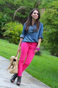 outfits fucsia con jeans