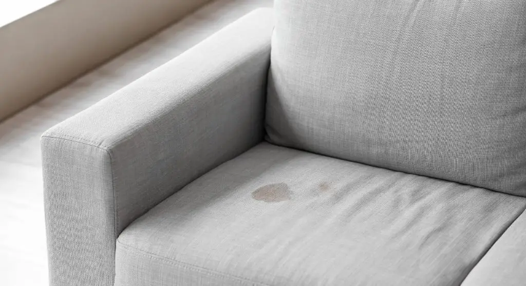 4 maneras de quitar fácilmente las manchas de tu sillón