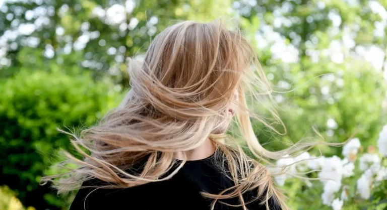 Cómo alisar el cabello naturalmente en casa