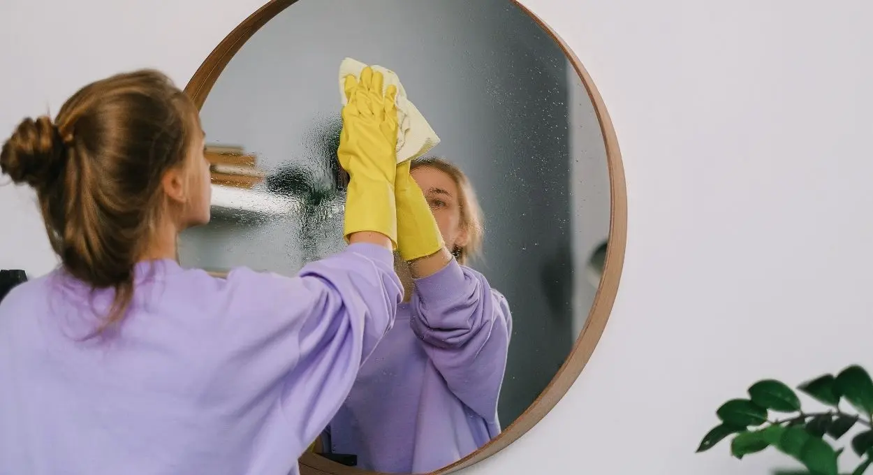 Cómo limpiar correctamente tu espejo para que no queden marcas