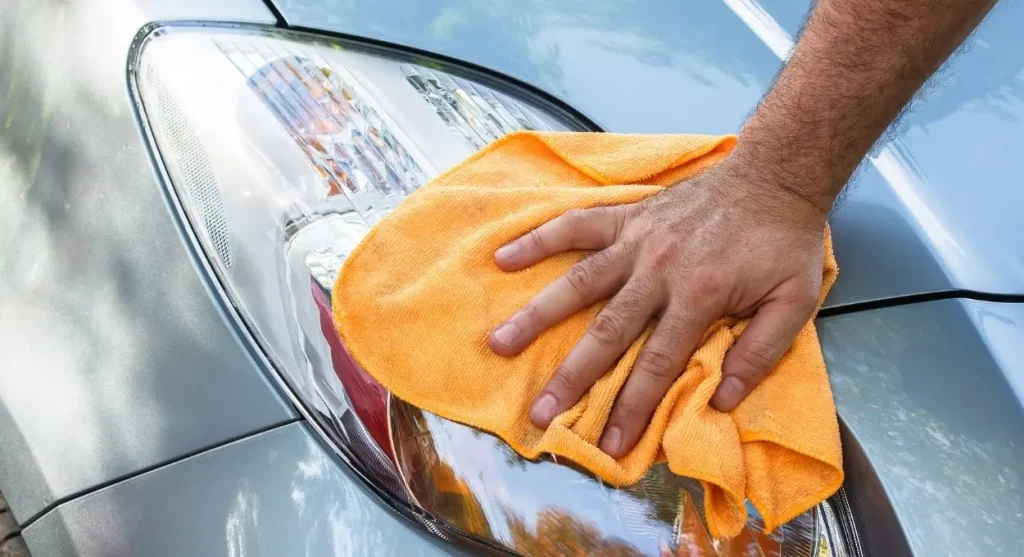 Cómo limpiar los faros de tu auto con pasta de dientes
