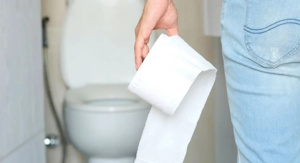 Dónde debes tirar el papel higiénico