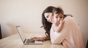 Madres solteras en EEUU conoce los programas de apoyo económico