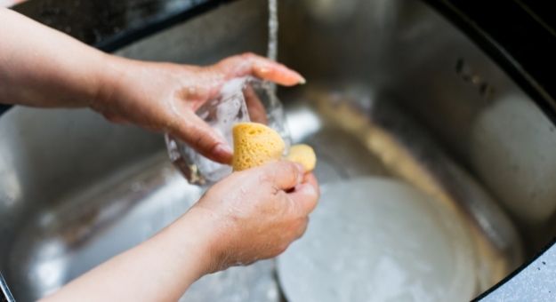 No cambiar la esponja que usas para lavar los platos