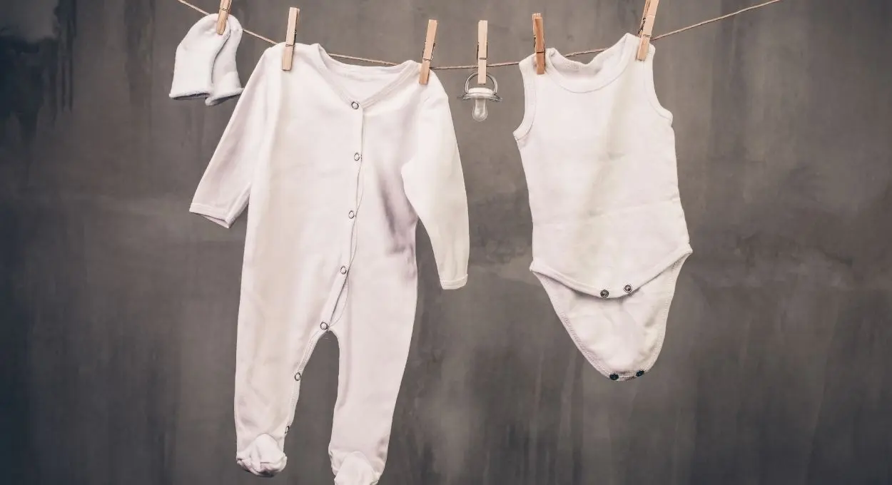 Por qué es buena idea lavar la ropa de tu bebé con sal