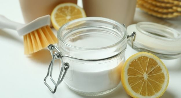 limpiando la casa con limon