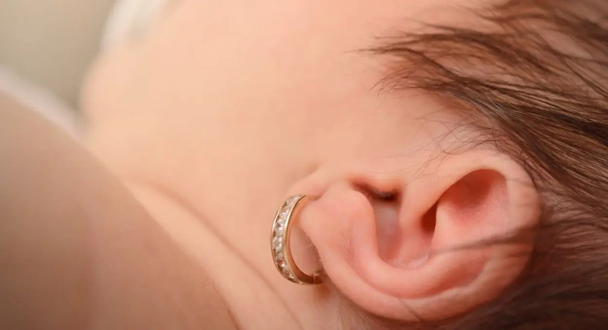 Por qué no es buena idea perforar las orejas del bebé