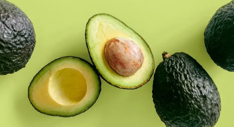 consejos para guardar un aguacate sin que oscurezca