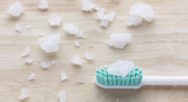 limpiar tus dientes con sal