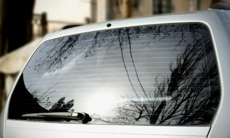 Para qué sirven las líneas horizontales en la parte trasera del coche