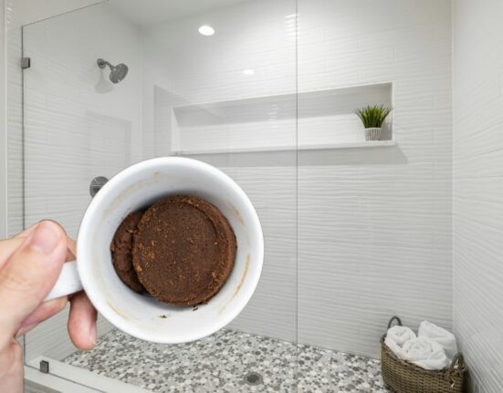 como usar el cafe molido para limpiar el desague