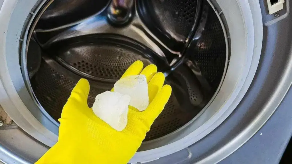 cómo alisar la ropa en la secadora usando cubitos de hielo