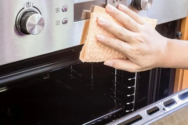 limpia el horno con un paño