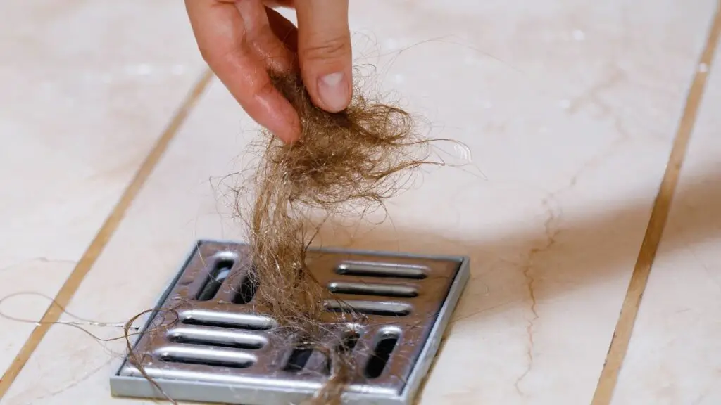 Cómo deshacerse del cabello atrapado en el desagüe de la ducha