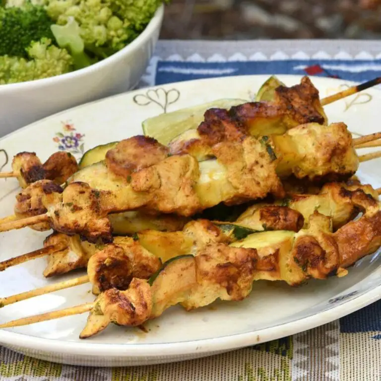 Brochetas de pechugas de pollo marinadas con yogur y calabacín