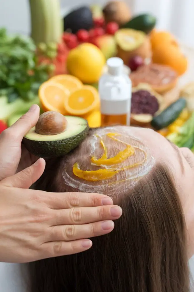 Collage de alimentos saludables para el cabello y manos masajeando el cuero cabelludo