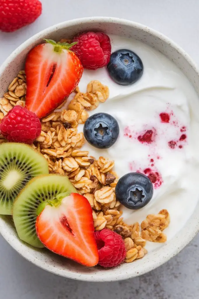 Yogur natural con granola y frutas variadas