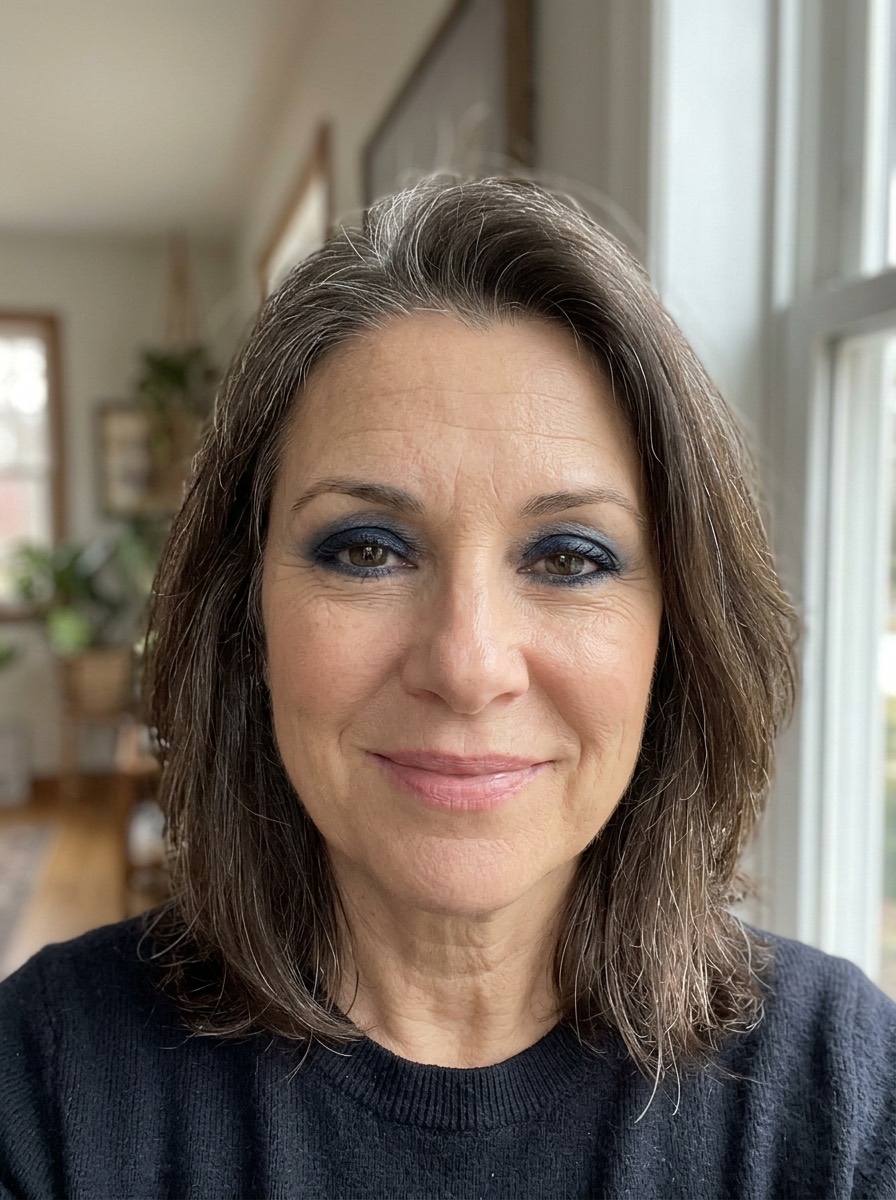 Maquillaje de Nochevieja para mujeres maduras: smoky azul marino elegante