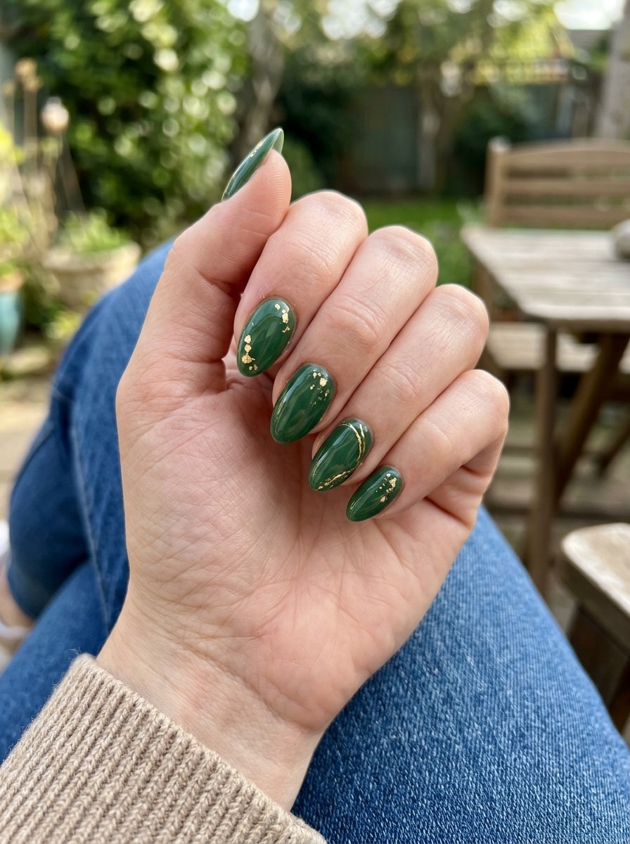 Uñas de diciembre: verde bosque con detalles dorados