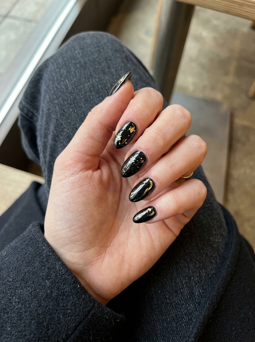 Uñas de diciembre: negras con detalles dorados