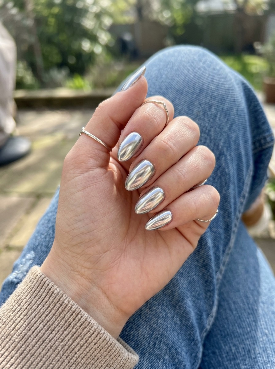 Uñas de diciembre: plateadas efecto espejo